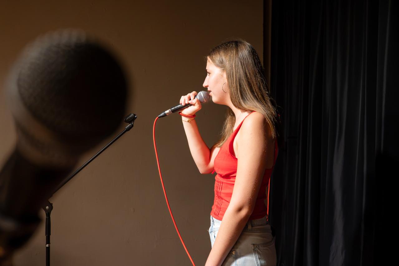 Sängerin im roten Top bei ihrem Karaoke-Auftritt